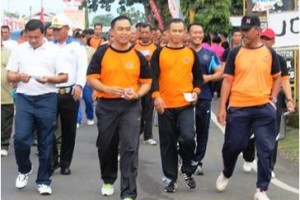 Kapolres Kuningan beserta jajarannya saat jalan santai bersama anggota TNI dan wartawan.